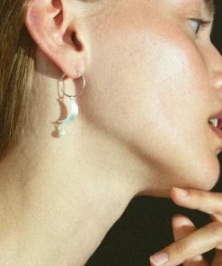 Jane Kønig Øreringe<Half Moon Creole with pearl