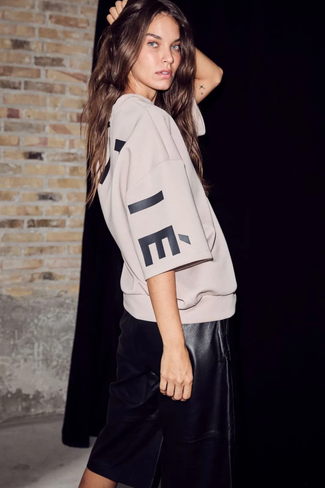 Haute L'Amitié Sweatsæt & Comfy Wear|Bluser & Skjorter<Maxi Split Ss Logo Sweat HL10461