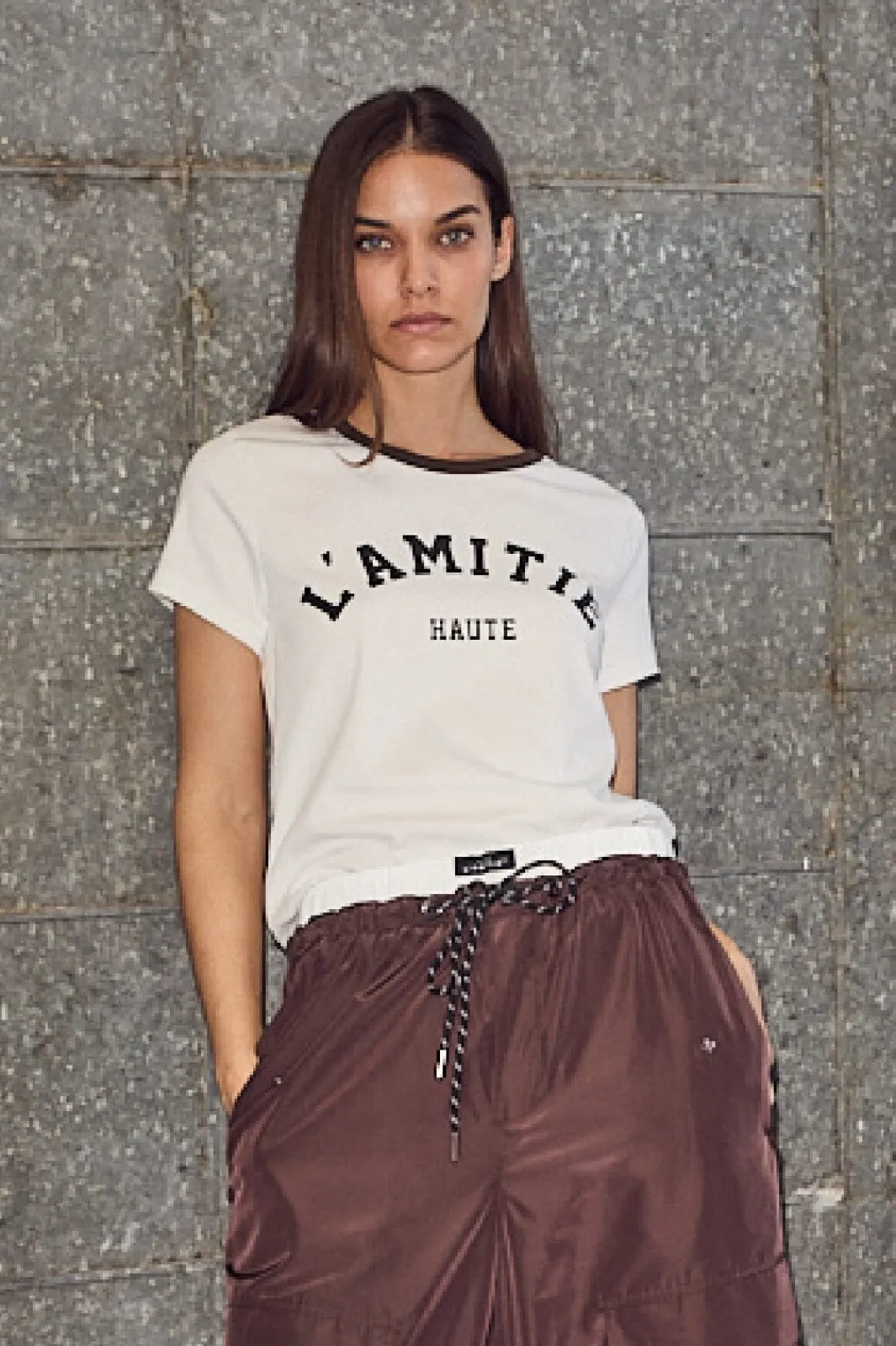 Haute L'Amitié T-Shirts & Toppe<Neckline Logo Tee HL10006