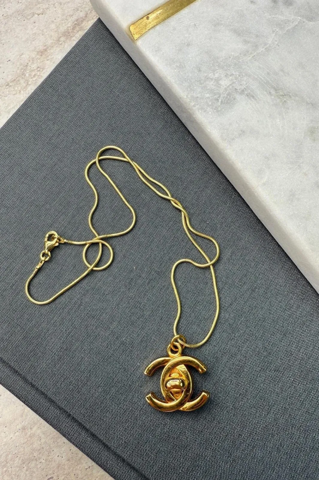Preloved Vintageline x Molly&My Halskæder<Vintage Chanel CC Vedhæng 1