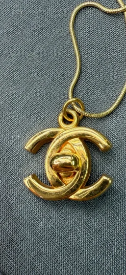 Preloved Vintageline x Molly&My Halskæder<Vintage Chanel CC Vedhæng 1